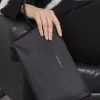 Clutch in ecopelle a grana con logo sul davanti e cinturino da polso N