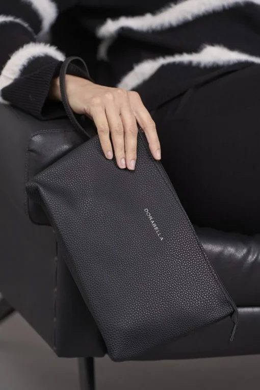 Clutch in ecopelle a grana con logo sul davanti e cinturino da polso N