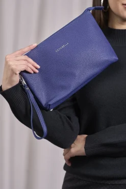 Clutch in ecopelle a grana con logo sul davanti e cinturino da polso B