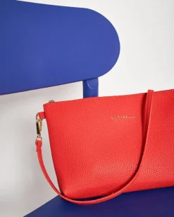 Clutch in ecopelle a grana con logo sul davanti e cinturino da polso P