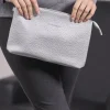 Clutch in ecopelle a grana con logo sul davanti e cinturino da polso A