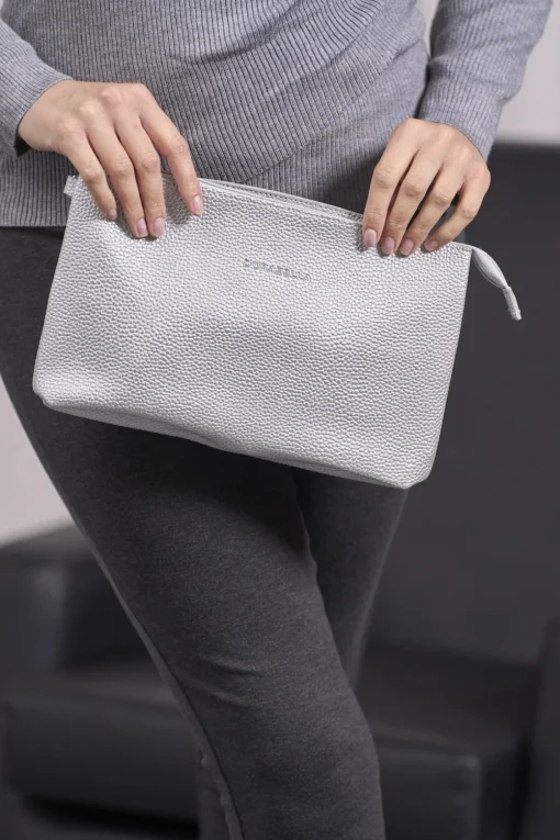 Clutch in ecopelle a grana con logo sul davanti e cinturino da polso A