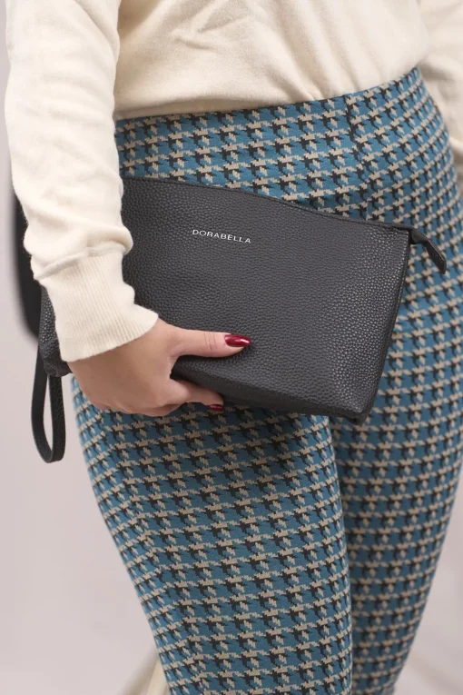 Clutch in ecopelle a grana con logo sul davanti e cinturino da polso N
