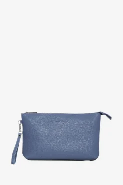 Clutch in ecopelle a grana con logo sul davanti e cinturino da polso B
