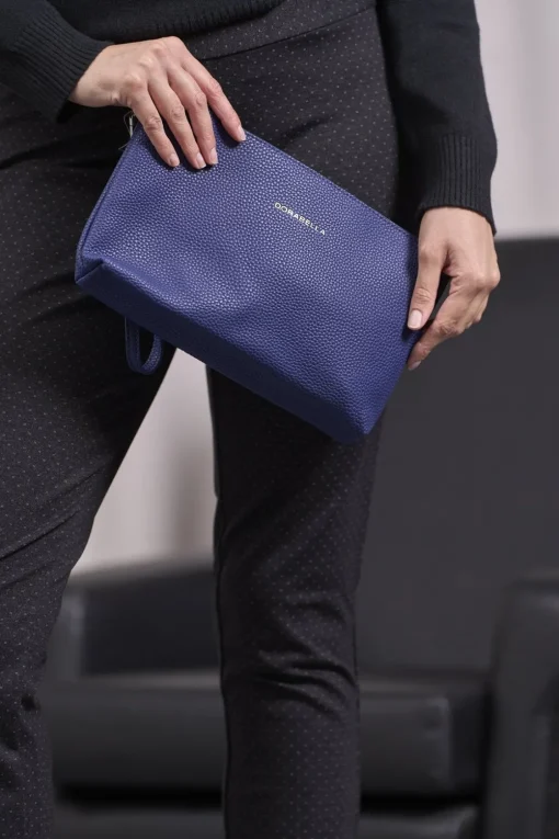 Clutch in ecopelle a grana con logo sul davanti e cinturino da polso B