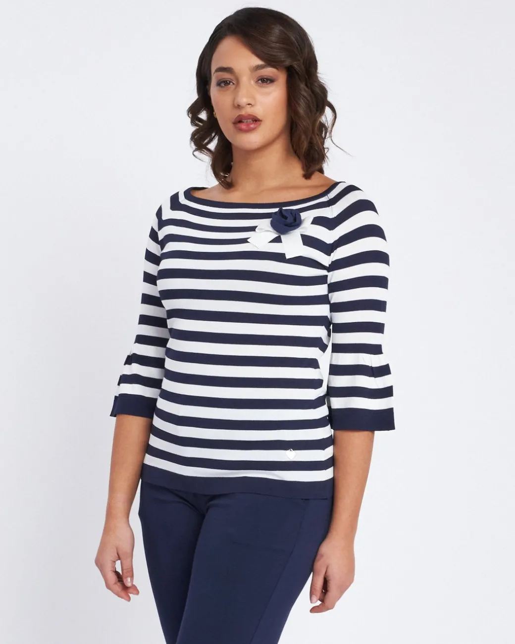 Maglia a righe con scollo a barca e spilla BLU