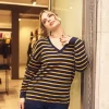 Maglia a righe con scollo a V e trina in pizzo BLU