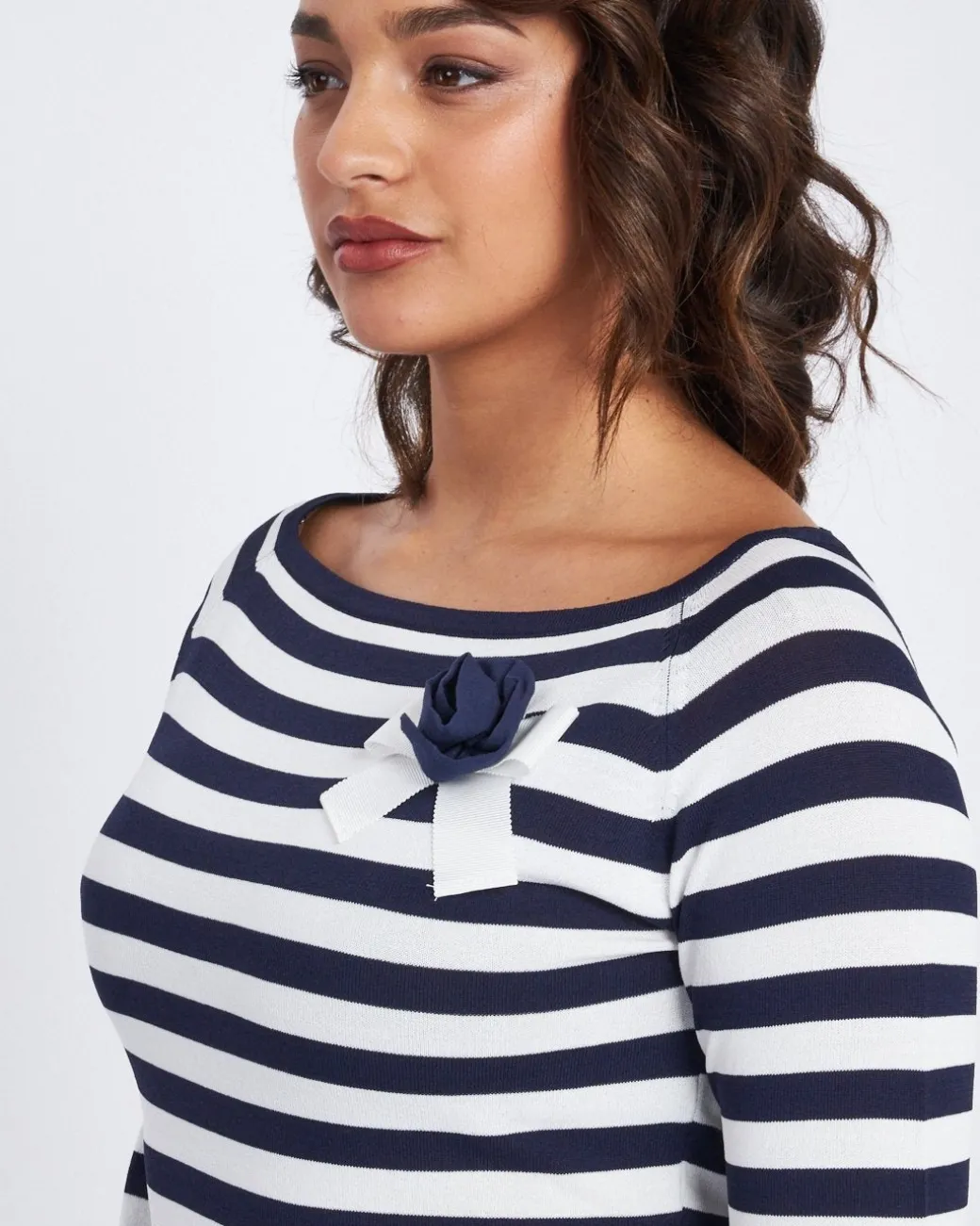 Maglia a righe con scollo a barca e spilla BLU