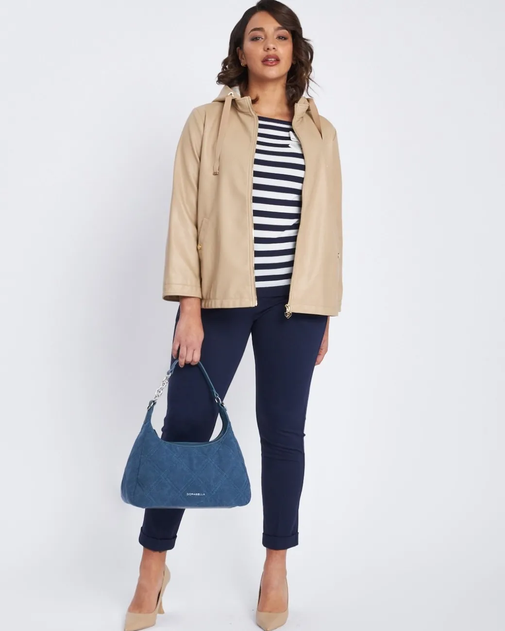 Maglia a righe con scollo a barca e spilla BLU