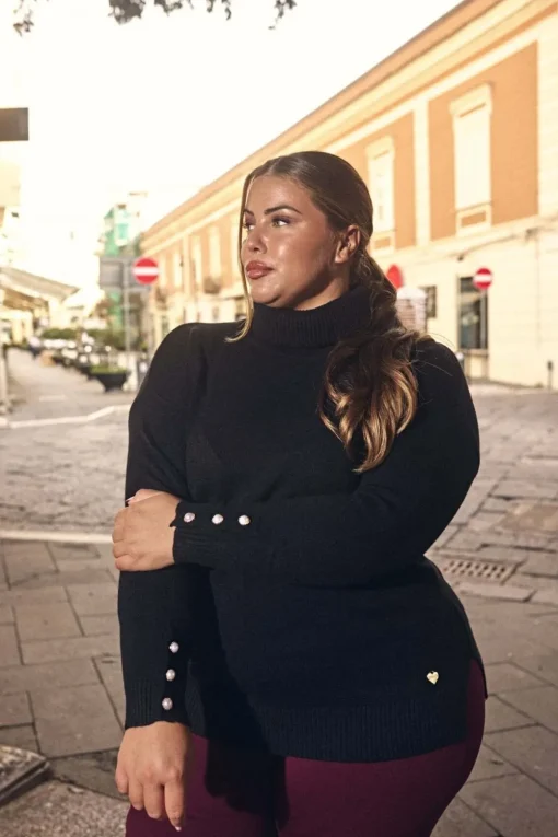 Maglia collo alto e dettaglio bottoni NERO