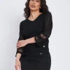 Maglia con scollo a V e trafori lungo le maniche NERO