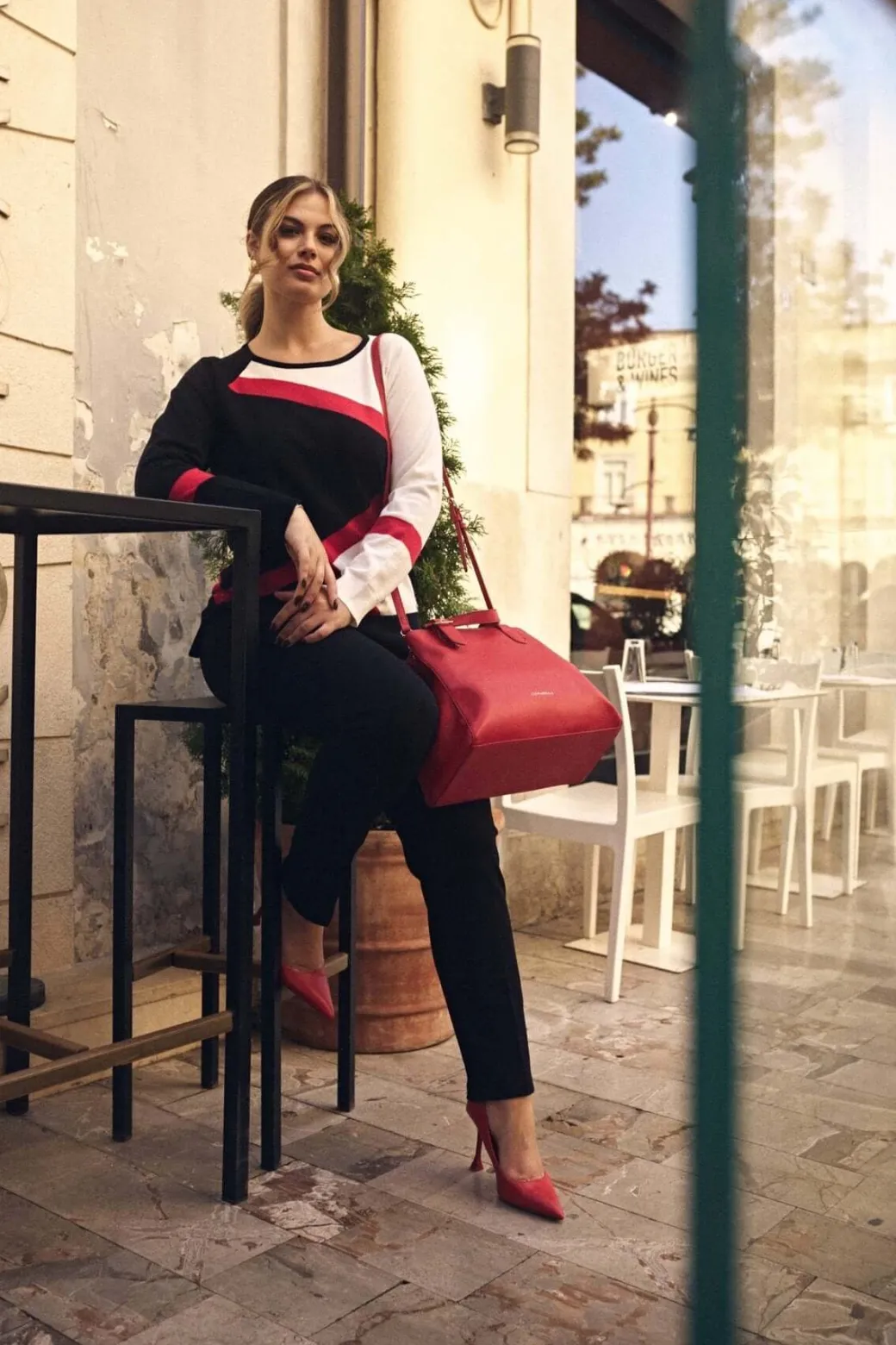 Maglia con scollo regolare e motivo a fantasia frontale NERO