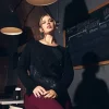 Maglia girocollo con applicazioni strass frontali NERO