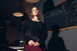 Maglia girocollo con applicazioni strass frontali NERO