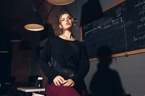 Maglia girocollo con applicazioni strass frontali NERO