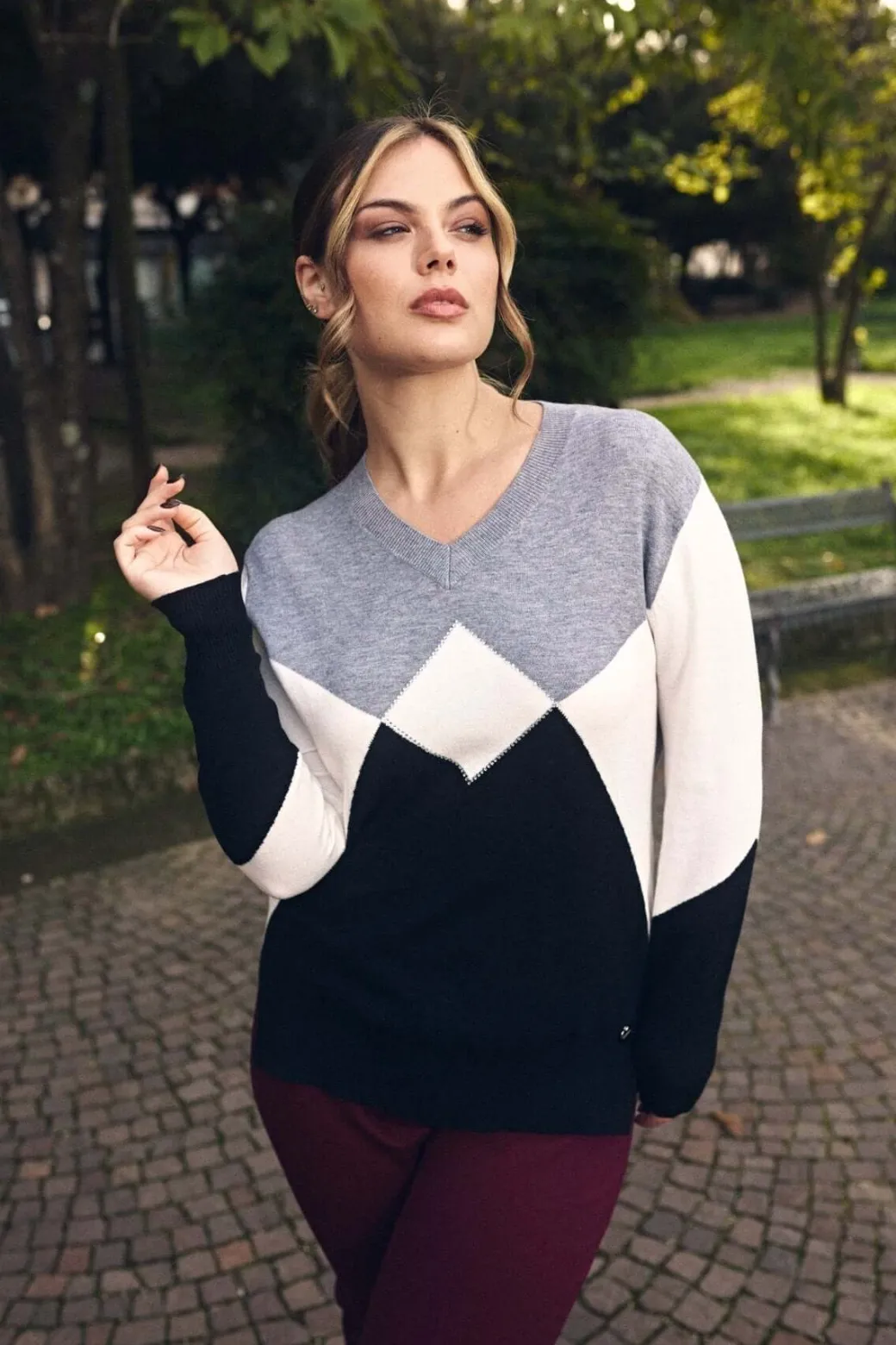 Maglia motivo a rombi con scollo a V e strass NERO