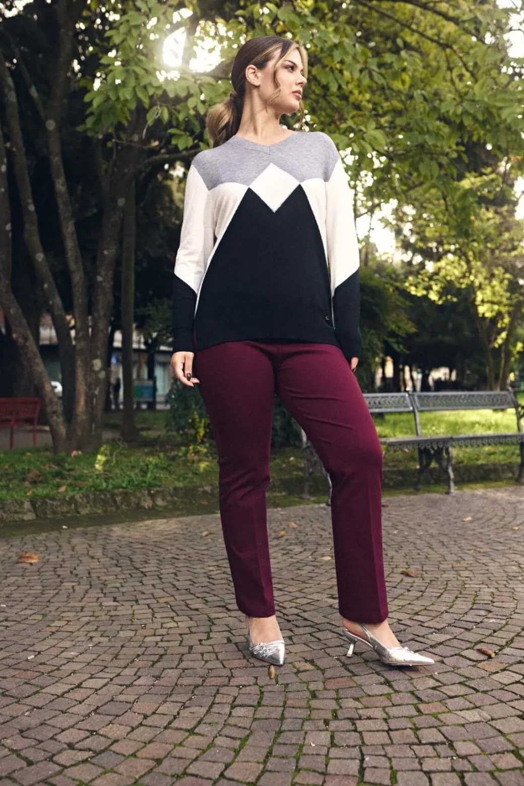 Maglia motivo a rombi con scollo a V e strass NERO