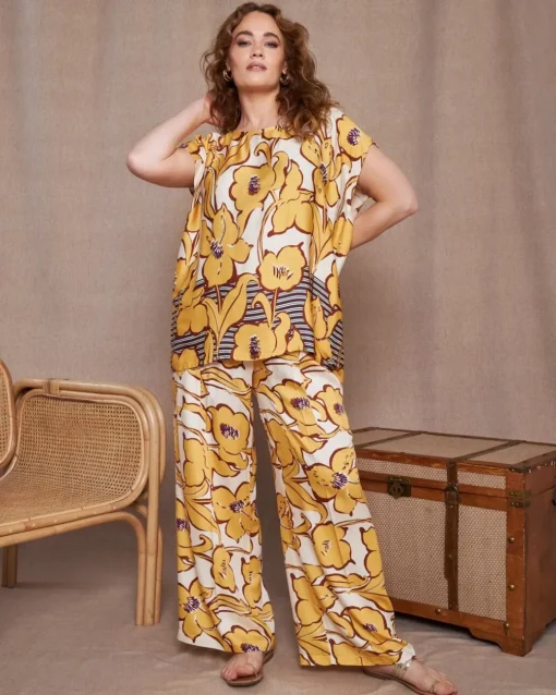 Pantalone a gamba larga in viscosa lucida con fantasia floreale OCRA
