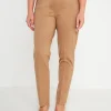 Pantaloni slim fit con vita elastica e dettaglio frontale di piega di