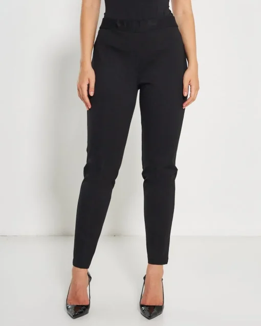 Pantaloni slim fit con vita elastica e dettaglio frontale di piega di