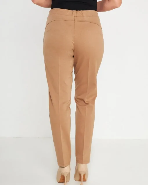 Pantaloni slim fit con vita elastica e dettaglio frontale di piega di