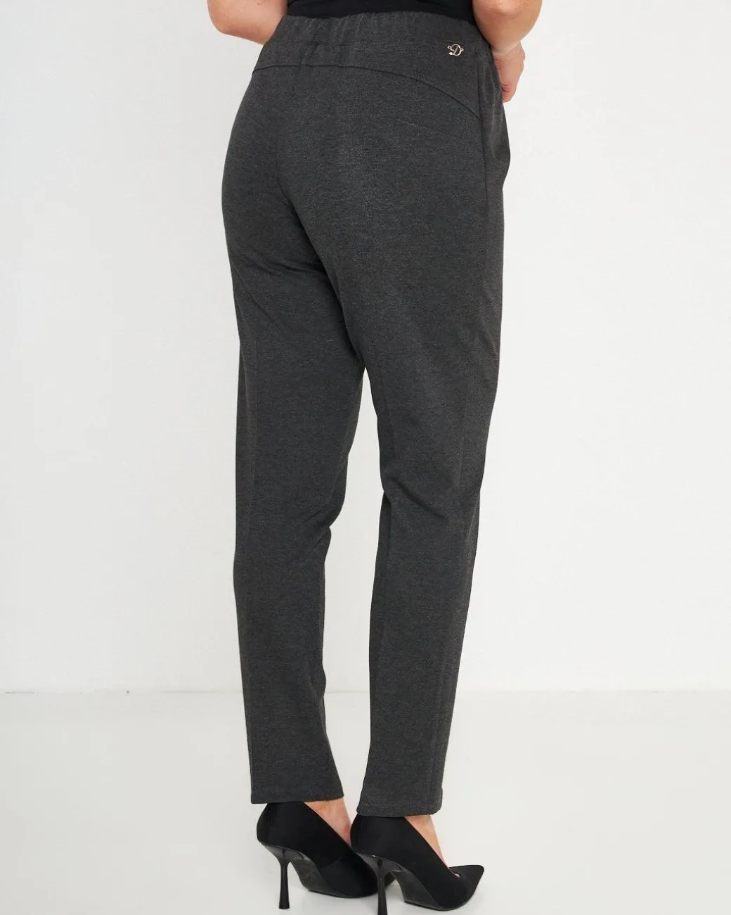 Pantaloni slim fit con vita elastica e dettaglio frontale di piega di