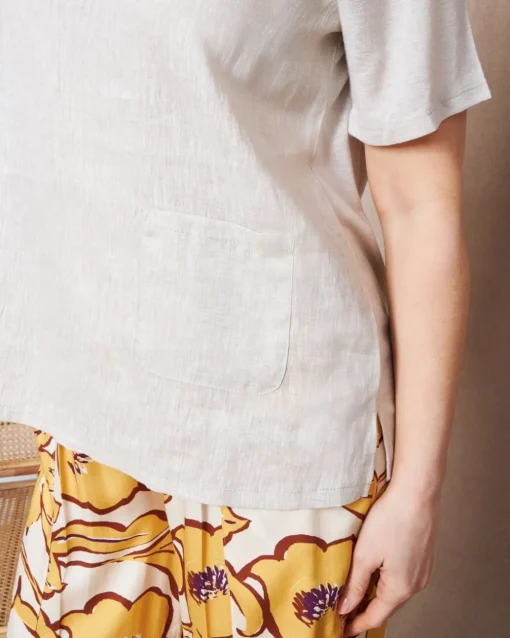 T-shirt combinata in lino e jersey melange con scollo a barca e tasca